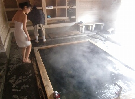 湯布院の下ん湯に入るエロい女