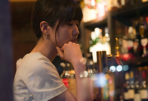 BARで飲む女性